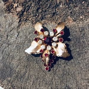 Vintage poinsettia pin gold tone floral